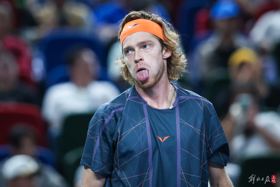 LOL电竞动态-西班牙网球队鏖战日本网球队，费德勒三分雨点燃全场