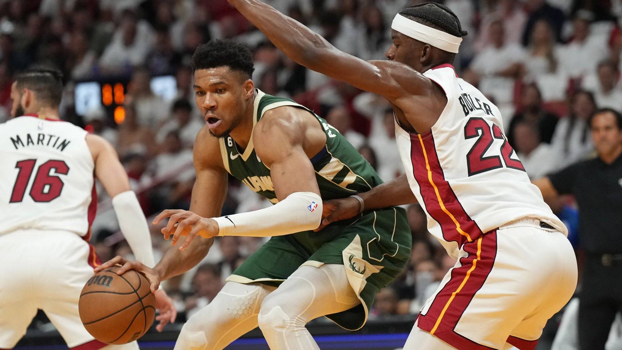 lol竞猜-包含热火B队血洗雄鹿，乔治·希尔完成帽子戏法的词条