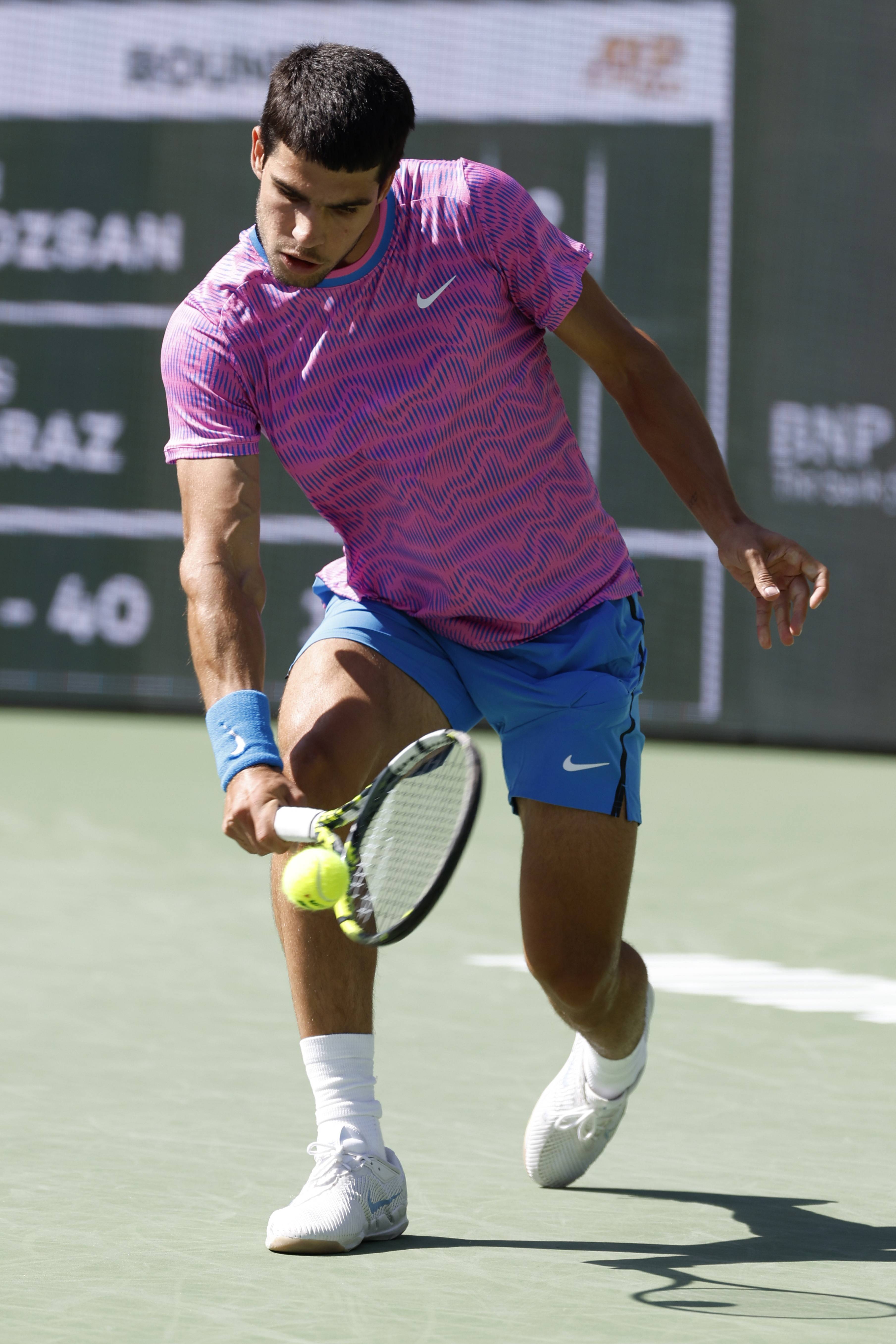 包含世界网球队险胜西班牙网球队，阿尔卡拉斯统治全场的词条