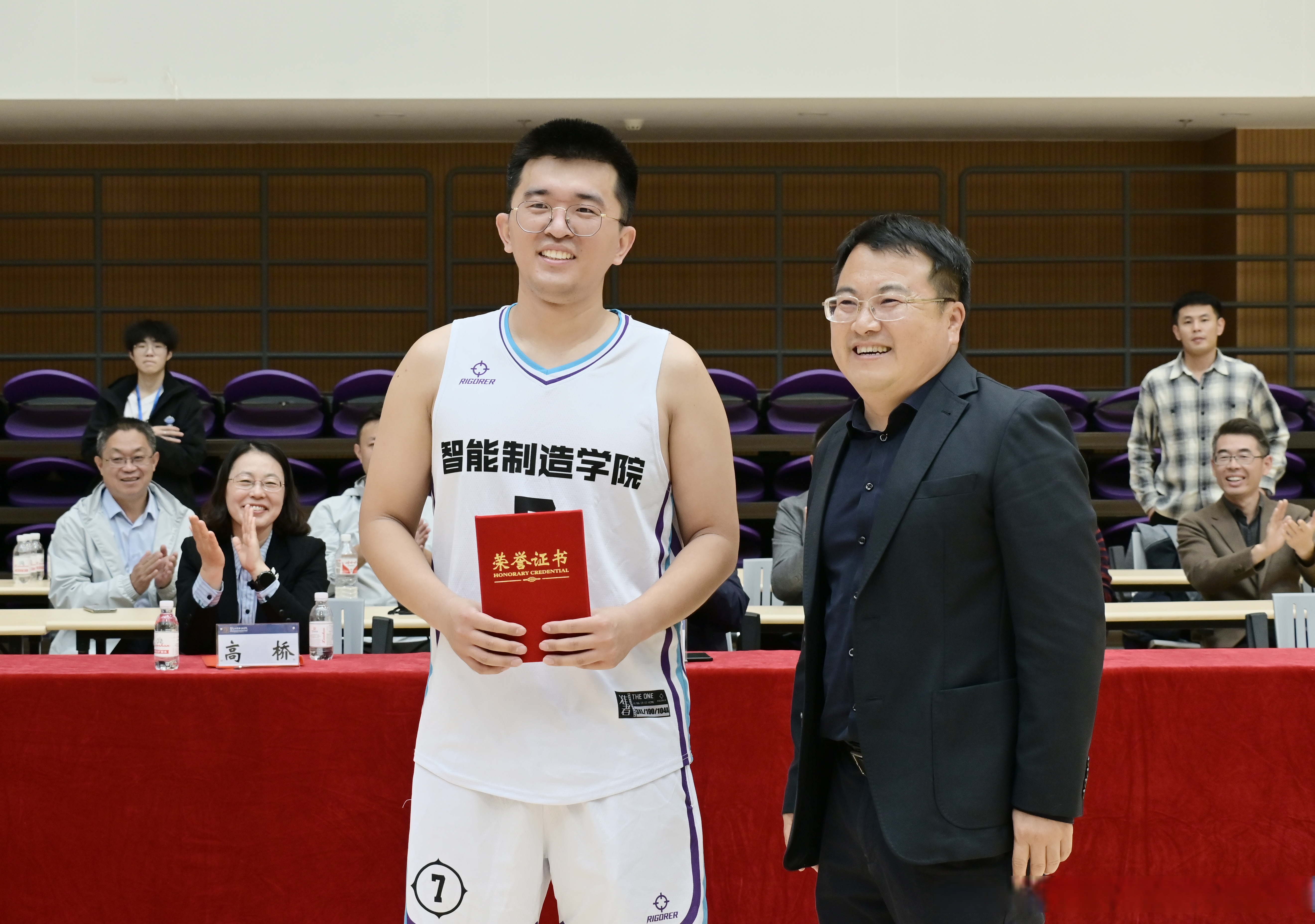 职业篮球联赛的激烈角逐引发热烈讨论的简单介绍 职业篮球联赛的激烈角逐引发热烈讨论的简单介绍