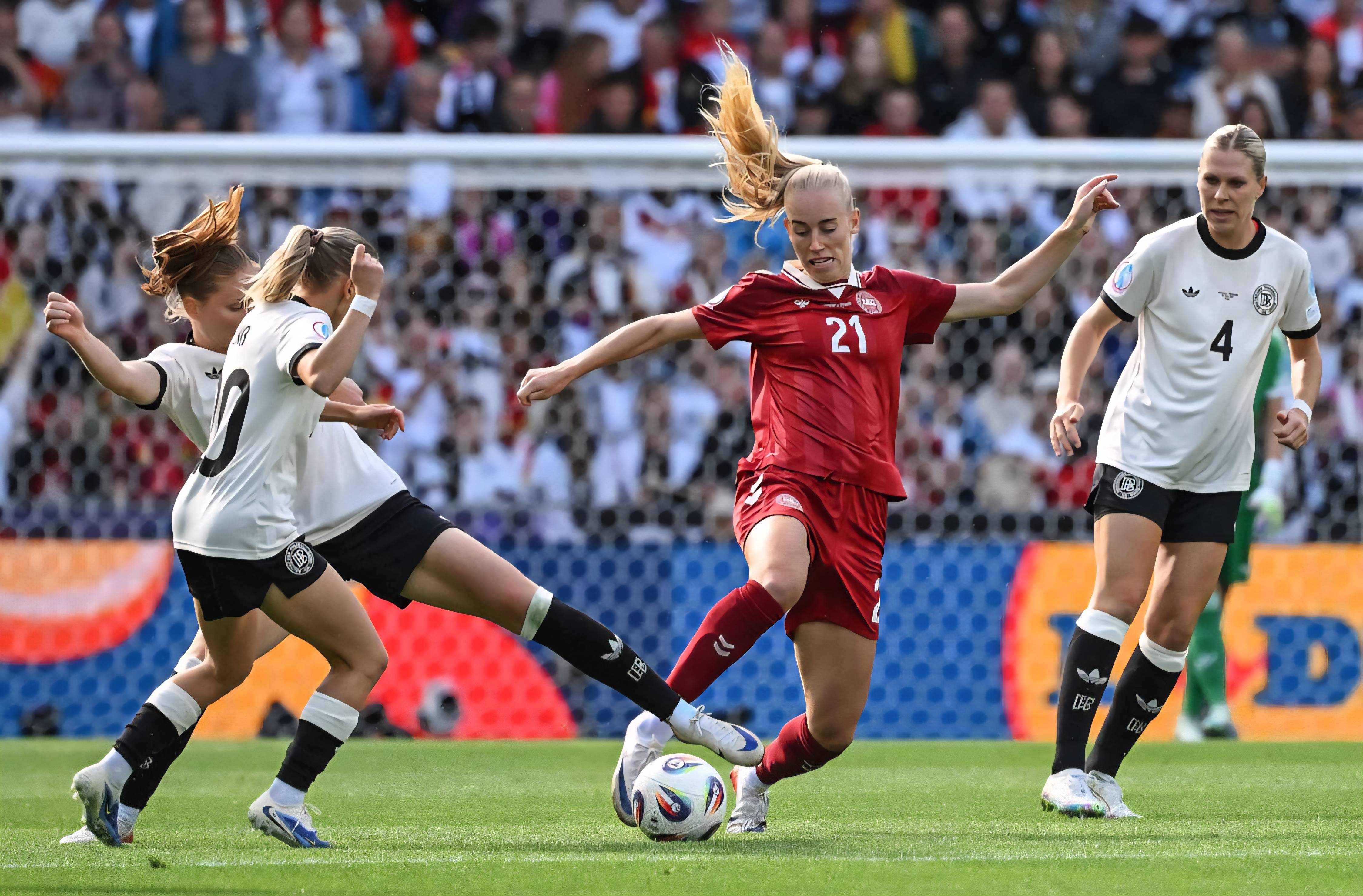 包含波兰惨遭瑞典绝杀，晋级前景堪忧的词条